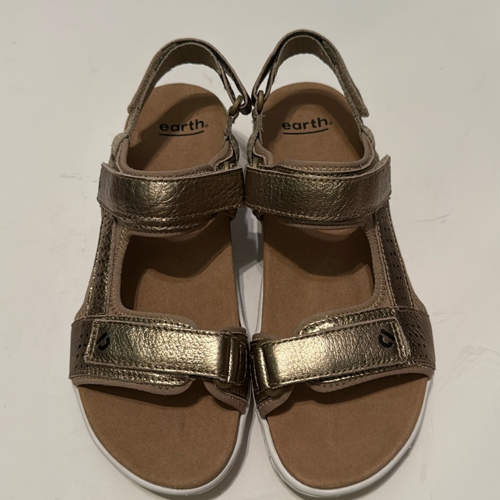 New nwot Earth Mira Azore Washed Gold Leather Sandals Size 9M